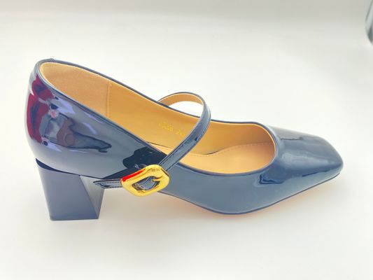 Phụ nữ cao gót màu đen với sơn mài giòn gót gót và đóng khóa tâm trí