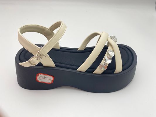 Phụ nữ giày chân trắng với đá nhôm với màu sắc tinh khiết và da chân chính